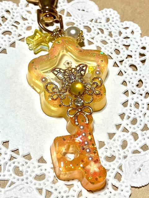 イエロー ハンドメイド バックチャーム レジン シェイカー < 女性ファッション イエロー ハンドメイド バックチャーム レジン シェイカー < 女性ファッションの