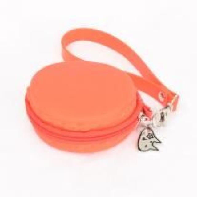 mintNeko・ネコチャーム付マカロン型ポーチ*オレンジ < ブランド mintNeko・ネコチャーム付マカロン型ポーチ*オレンジ < ブランドの