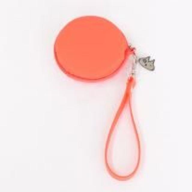 mintNeko・ネコチャーム付マカロン型ポーチ*オレンジ < ブランド mintNeko・ネコチャーム付マカロン型ポーチ*オレンジ < ブランドの