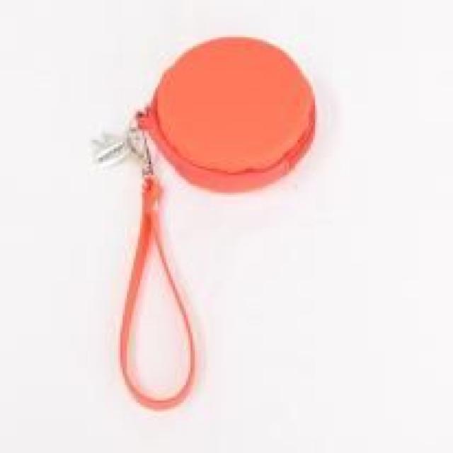 mintNeko・ネコチャーム付マカロン型ポーチ*オレンジ < ブランド mintNeko・ネコチャーム付マカロン型ポーチ*オレンジ < ブランドの