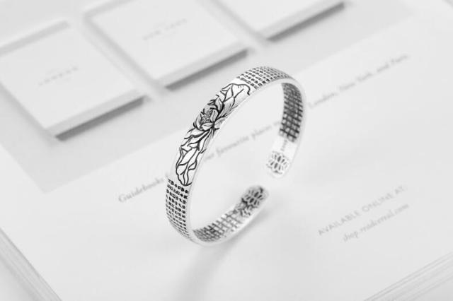 送料無料※高級感 彫刻 般若心経 厄除 蓮 フリーサイズ ブレスレット お守り 贈り物 男女兼用 シルバー 新品 < 女性アクセサリー/時計 送料無料※高級感 彫刻 般若心経 厄除 蓮 フリーサイズ ブレスレット お守り 贈り物 男女兼用 シルバー 新品 < 女性アクセサリー/時計の