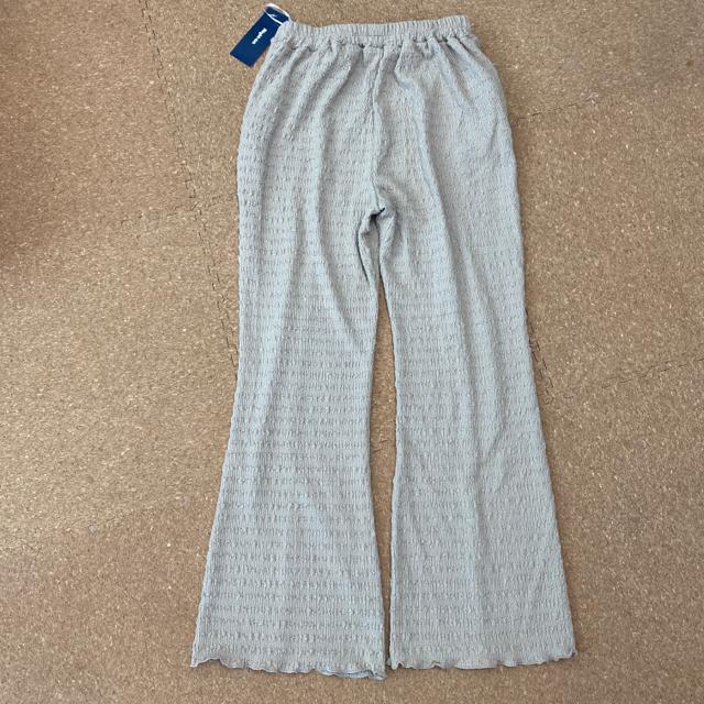 新品タグ付きMサイズ セミフレアイージーパンツ ストレッチあり < 女性ファッション  新品タグ付きMサイズ セミフレアイージーパンツ ストレッチあり < 女性ファッションの