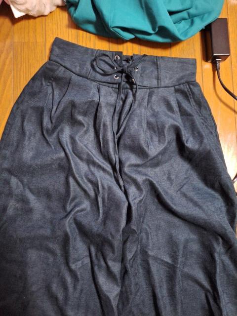 暗め緑色パンツ < 女性ファッション 暗め緑色パンツ < 女性ファッションの