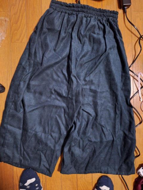 暗め緑色パンツ < 女性ファッション 暗め緑色パンツ < 女性ファッションの