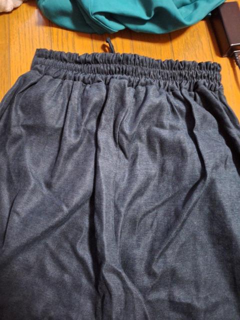 暗め緑色パンツ < 女性ファッション 暗め緑色パンツ < 女性ファッションの