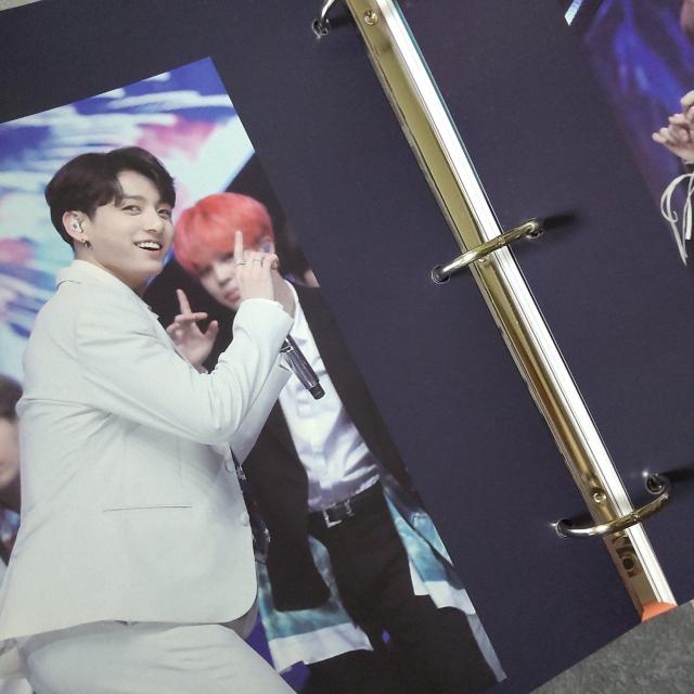 BTS 『Memories of 2019』 のバインダーカバーとフォトブック < タレントグッズ  BTS 『Memories of 2019』 のバインダーカバーとフォトブック < タレントグッズの