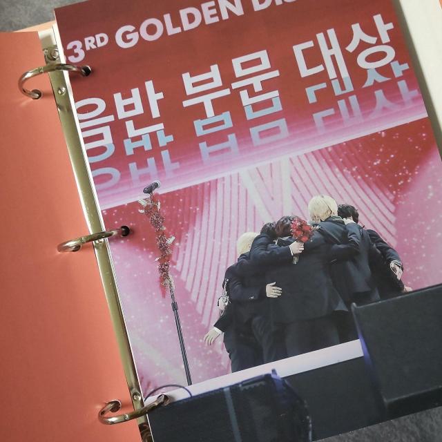 BTS 『Memories of 2019』 のバインダーカバーとフォトブック < タレントグッズ  BTS 『Memories of 2019』 のバインダーカバーとフォトブック < タレントグッズの