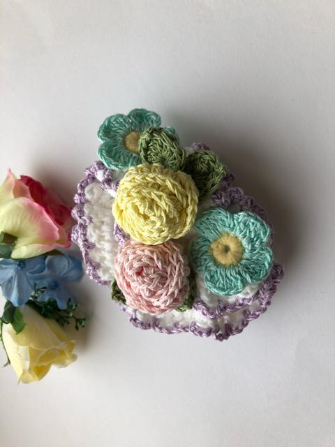 ハンドメイド ボリューム シュシュ 巻き巻き薔薇とパステル花 < 女性ファッション  ハンドメイド ボリューム シュシュ 巻き巻き薔薇とパステル花 < 女性ファッションの