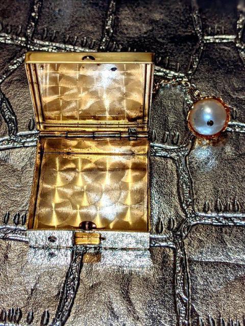 彫金 ケース 日本画 昭和 レトロ ビンテージ アクセサリー ピルケース 骨董品 美術品 彫金細工 彫刻 金 ゴールド 伝統工芸品 < ホビー 彫金 ケース 日本画 昭和 レトロ ビンテージ アクセサリー ピルケース 骨董品 美術品 彫金細工 彫刻 金 ゴールド 伝統工芸品 < ホビーの