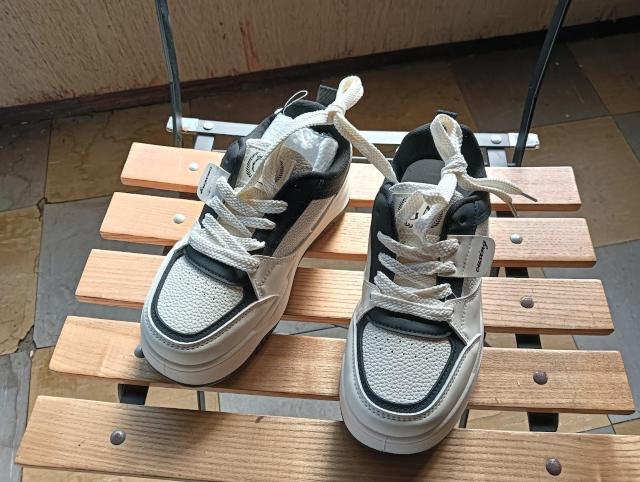 新品 22.5cm レディース スニーカー ホワイト シューズ 靴 ローカット < 女性ファッション  新品 22.5cm レディース スニーカー ホワイト シューズ 靴 ローカット  < 女性ファッションの