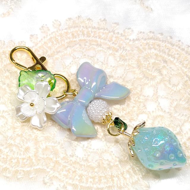 ハンドメイド☆キーホルダー☆キラキラ苺☆水色 < 女性ファッション ハンドメイド☆キーホルダー☆キラキラ苺☆水色 < 女性ファッションの
