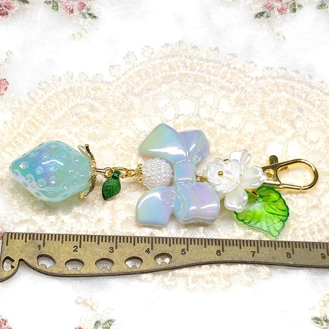 ハンドメイド☆キーホルダー☆キラキラ苺☆水色 < 女性ファッション ハンドメイド☆キーホルダー☆キラキラ苺☆水色 < 女性ファッションの