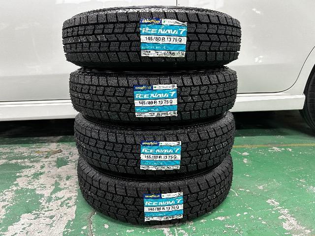 0182648)国産新品スタッドレスタイヤグッドイヤー4本社外ブラックアルミホイールセット軽自動車サイズ145/80R13送料無料 < 自動車/バイク 0182648)国産新品スタッドレスタイヤグッドイヤー4本社外ブラックアルミホイールセット軽自動車サイズ145/80R13送料無料 < 自動車/バイク