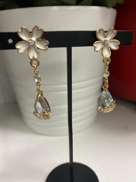ハンドメイド 花のチャームとしずくのチャームを使用したピアス < 女性ファッション  ハンドメイド 花のチャームとしずくのチャームを使用したピアス  < 女性ファッションの
