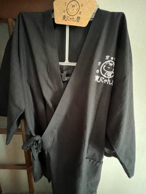 4Lサイズ!高貴紳士的!商標登録!京印 楽にゃん堂!しじら素材!ブラック色合い!甚平!上下セット!パンツにポケット3個付き! < 男性ファッション  4Lサイズ!高貴紳士的!商標登録!京印 楽にゃん堂!しじら素材!ブラック色合い!甚平!上下セット!パンツにポケット3個付き!  < 男性ファッションの