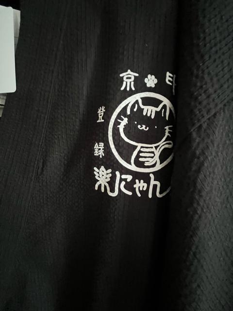 4Lサイズ!高貴紳士的!商標登録!京印 楽にゃん堂!しじら素材!ブラック色合い!甚平!上下セット!パンツにポケット3個付き! < 男性ファッション  4Lサイズ!高貴紳士的!商標登録!京印 楽にゃん堂!しじら素材!ブラック色合い!甚平!上下セット!パンツにポケット3個付き! < 男性ファッションの