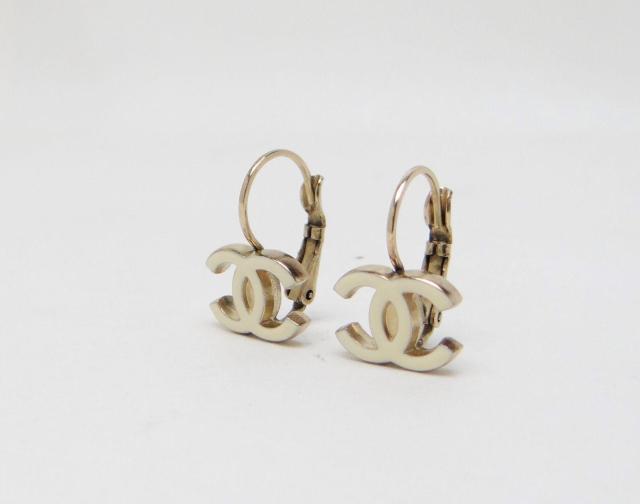 CHANEL シャネル CC ココマーク ピアス ホワイト×ゴールド【送料無料】 < ブランド  CHANEL シャネル CC ココマーク ピアス ホワイト×ゴールド【送料無料】 < ブランドの