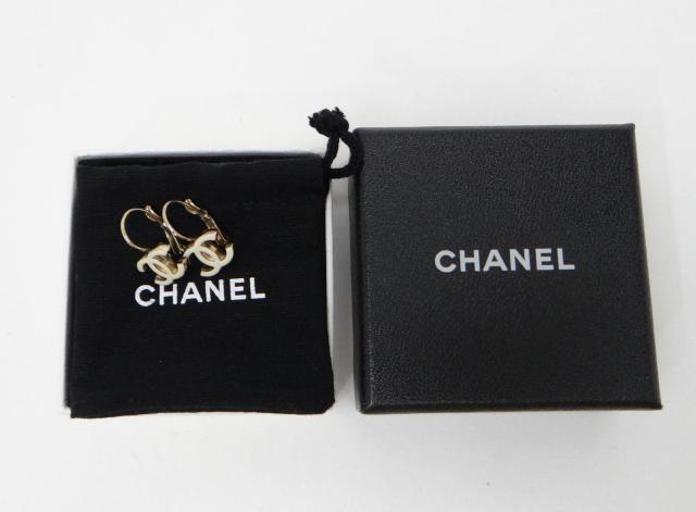 CHANEL シャネル CC ココマーク ピアス ホワイト×ゴールド【送料無料】 < ブランド  CHANEL シャネル CC ココマーク ピアス ホワイト×ゴールド【送料無料】 < ブランドの