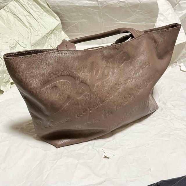 【Dakota / ダコタ】 型押しロゴ入り / レザー トートバッグ 大容量 肩掛け < ブランド 【Dakota / ダコタ】 型押しロゴ入り / レザー トートバッグ 大容量 肩掛け < ブランドの