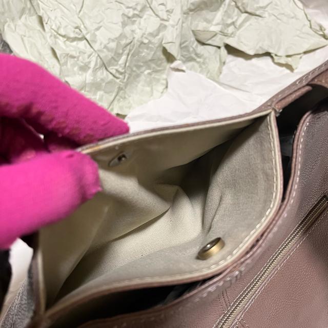 【Dakota / ダコタ】 型押しロゴ入り / レザー トートバッグ 大容量 肩掛け < ブランド 【Dakota / ダコタ】 型押しロゴ入り / レザー トートバッグ 大容量 肩掛け < ブランドの