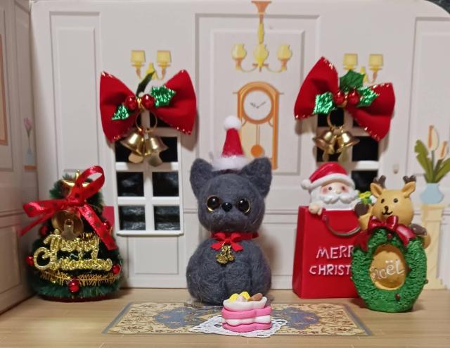 羊毛フェルト サンタ帽子のグレー猫ちゃん ケーキ・透明スタンド付き < ペット/手芸/園芸  羊毛フェルト サンタ帽子のグレー猫ちゃん ケーキ・透明スタンド付き  < ペット/手芸/園芸の