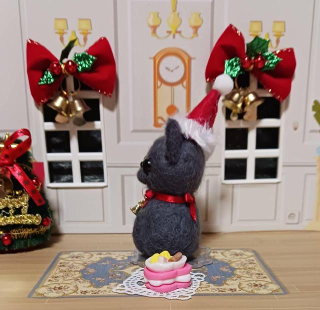 羊毛フェルト サンタ帽子のグレー猫ちゃん ケーキ・透明スタンド付き < ペット/手芸/園芸  羊毛フェルト サンタ帽子のグレー猫ちゃん ケーキ・透明スタンド付き < ペット/手芸/園芸の