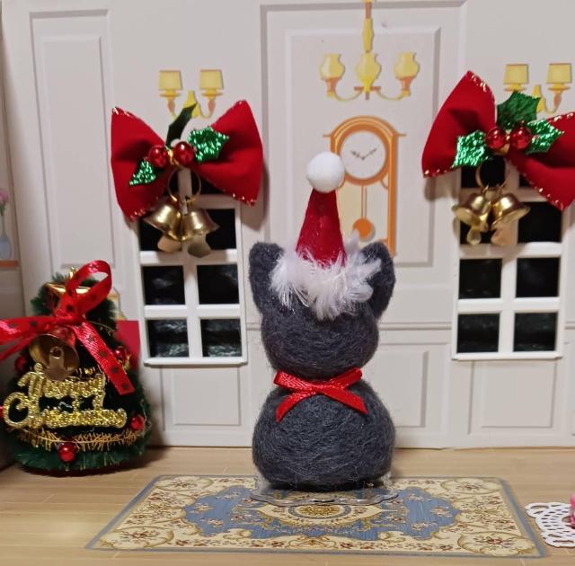 羊毛フェルト サンタ帽子のグレー猫ちゃん ケーキ・透明スタンド付き < ペット/手芸/園芸  羊毛フェルト サンタ帽子のグレー猫ちゃん ケーキ・透明スタンド付き < ペット/手芸/園芸の