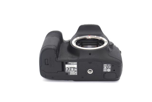 �����E�o�b�e���[2�t����Canon 7D �{�f�B�� �� �Ɠd/AV�� 