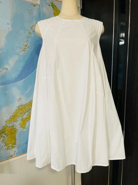 ワンピース 白 広がるデザイン 美品 < 女性ファッション  ワンピース 白 広がるデザイン 美品  < 女性ファッションの