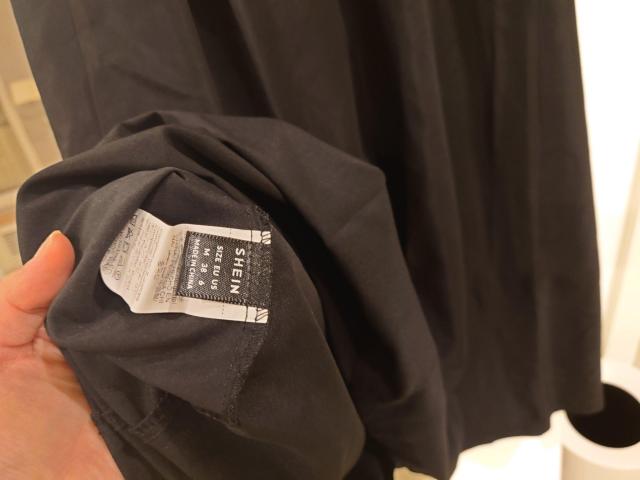 SHEIN黒ワンピースフレア膝丈Мサイズ < 女性ファッション  SHEIN黒ワンピースフレア膝丈Мサイズ < 女性ファッションの