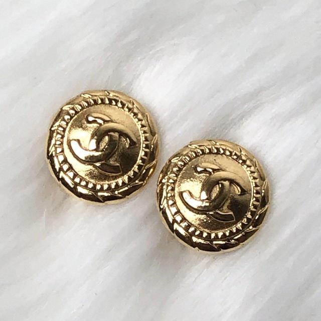 【極美品】CHANEL シャネル イヤリング ココマーク ラウンドフォルム 丸型 ヴィンテージ ゴールドカラー < ブランド 【極美品】CHANEL シャネル イヤリング ココマーク ラウンドフォルム 丸型 ヴィンテージ ゴールドカラー < ブランドの