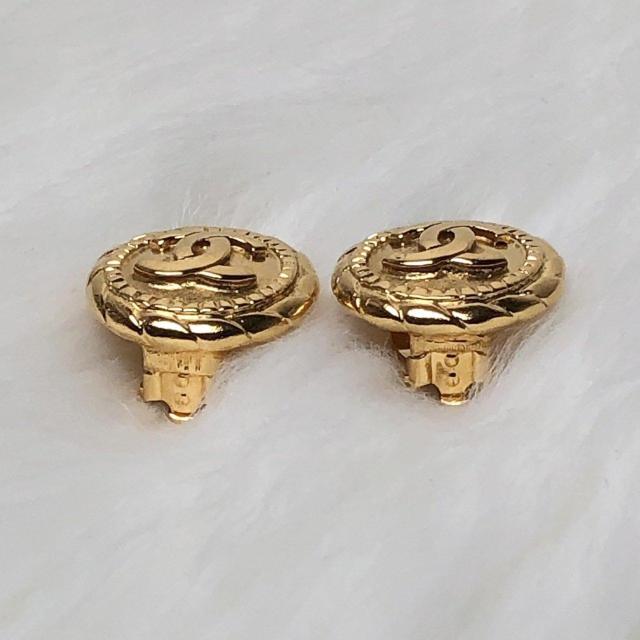 【極美品】CHANEL シャネル イヤリング ココマーク ラウンドフォルム 丸型 ヴィンテージ ゴールドカラー < ブランド 【極美品】CHANEL シャネル イヤリング ココマーク ラウンドフォルム 丸型 ヴィンテージ ゴールドカラー < ブランドの