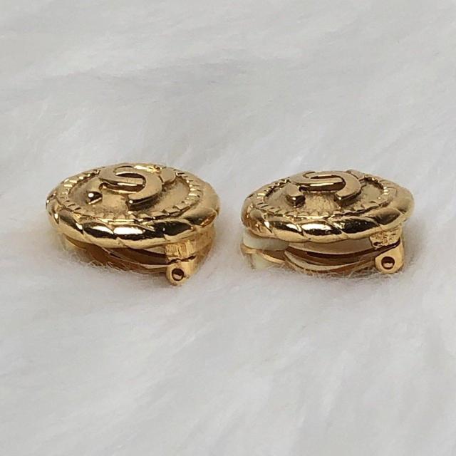 【極美品】CHANEL シャネル イヤリング ココマーク ラウンドフォルム 丸型 ヴィンテージ ゴールドカラー < ブランド 【極美品】CHANEL シャネル イヤリング ココマーク ラウンドフォルム 丸型 ヴィンテージ ゴールドカラー < ブランドの