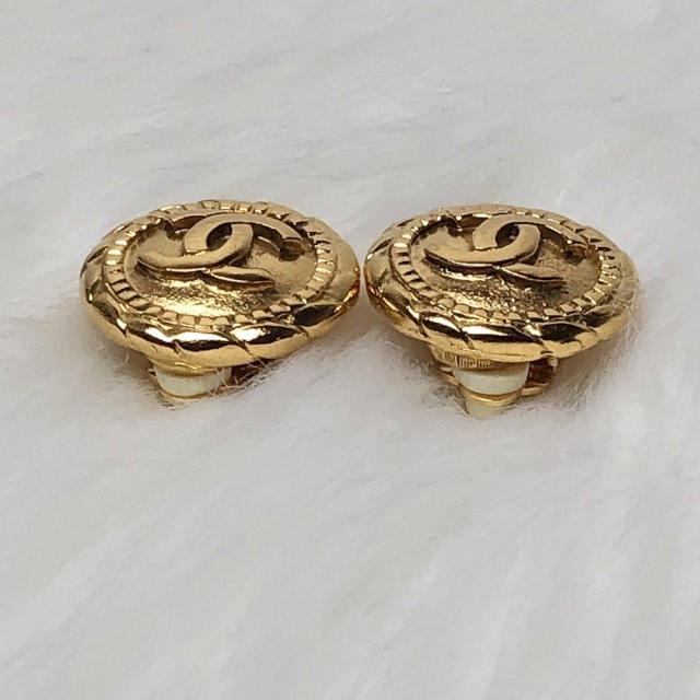 【極美品】CHANEL シャネル イヤリング ココマーク ラウンドフォルム 丸型 ヴィンテージ ゴールドカラー < ブランド 【極美品】CHANEL シャネル イヤリング ココマーク ラウンドフォルム 丸型 ヴィンテージ ゴールドカラー < ブランドの