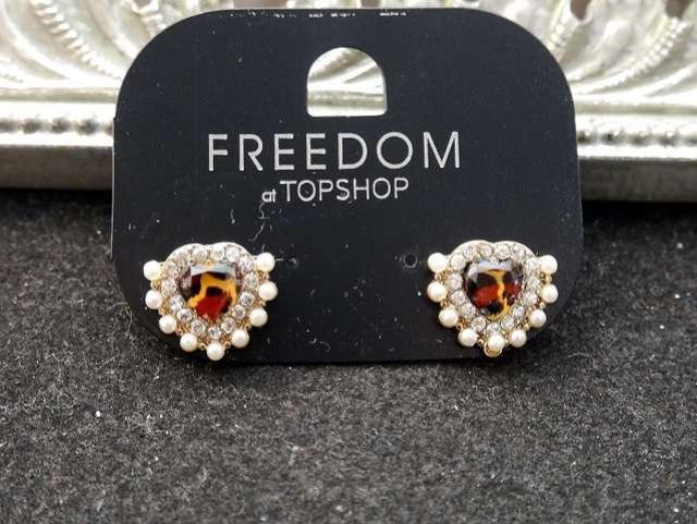 新品 TOPSHOP アンティーク調豹柄ストーンハートピアス < ブランド  新品 TOPSHOP アンティーク調豹柄ストーンハートピアス  < ブランドの