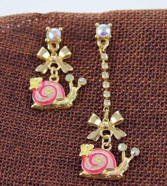 新品 ゴスロリ姫系アンティーク調ゆらゆらかたつむりピアス < 女性アクセサリー/時計  新品 ゴスロリ姫系アンティーク調ゆらゆらかたつむりピアス  < 女性アクセサリー/時計の