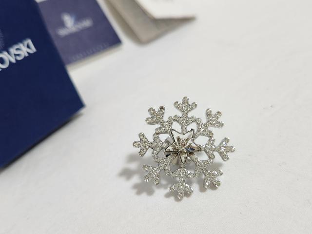 正規未 レア スワロフスキー スノーフレーク ピンブローチ ビジュー石×クリスタル 雪の結晶×星 付属有 ラージL ラグジュアリー < ブランド  正規未 レア スワロフスキー スノーフレーク ピンブローチ ビジュー石×クリスタル 雪の結晶×星 付属有 ラージL ラグジュアリー < ブランドの
