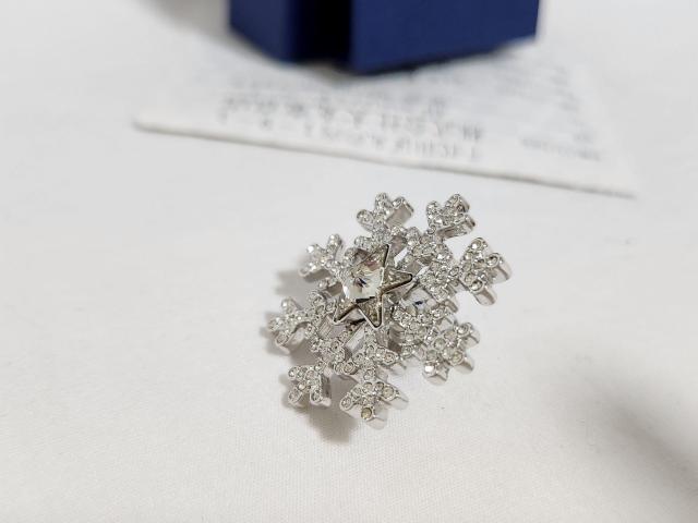正規未 レア スワロフスキー スノーフレーク ピンブローチ ビジュー石×クリスタル 雪の結晶×星 付属有 ラージL ラグジュアリー < ブランド  正規未 レア スワロフスキー スノーフレーク ピンブローチ ビジュー石×クリスタル 雪の結晶×星 付属有 ラージL ラグジュアリー < ブランドの