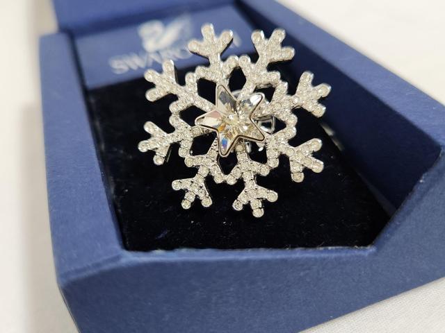 正規未 レア スワロフスキー スノーフレーク ピンブローチ ビジュー石×クリスタル 雪の結晶×星 付属有 ラージL ラグジュアリー < ブランド  正規未 レア スワロフスキー スノーフレーク ピンブローチ ビジュー石×クリスタル 雪の結晶×星 付属有 ラージL ラグジュアリー < ブランドの