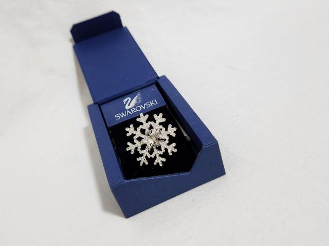 正規未 レア スワロフスキー スノーフレーク ピンブローチ ビジュー石×クリスタル 雪の結晶×星 付属有 ラージL ラグジュアリー < ブランド  正規未 レア スワロフスキー スノーフレーク ピンブローチ ビジュー石×クリスタル 雪の結晶×星 付属有 ラージL ラグジュアリー < ブランドの
