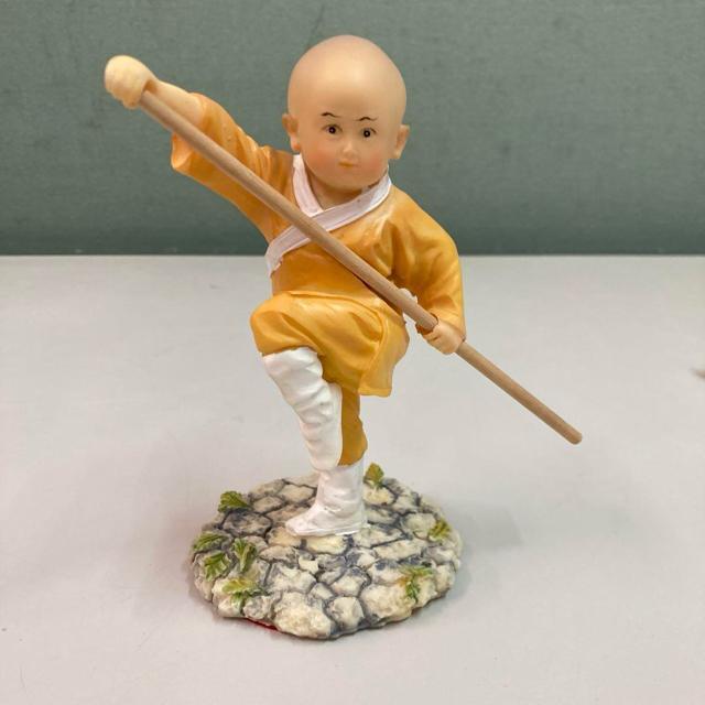 未使用 中国の武道少年 置物 少林寺カンフーアート僧棒付き