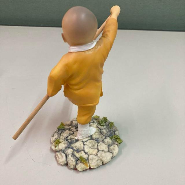 未使用 中国の武道少年 置物 少林寺カンフーアート僧棒付き