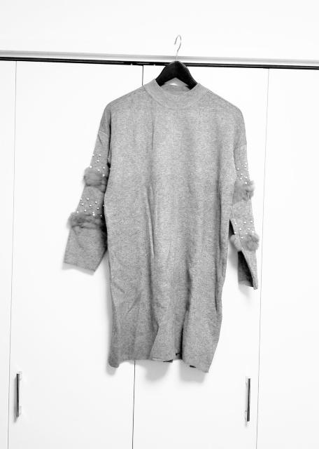 T'S COLLECTION 袖ファー&パール グレー ニット ワンピース M〜L < 女性ファッション  T'S COLLECTION 袖ファー&パール グレー ニット ワンピース M〜L  < 女性ファッションの