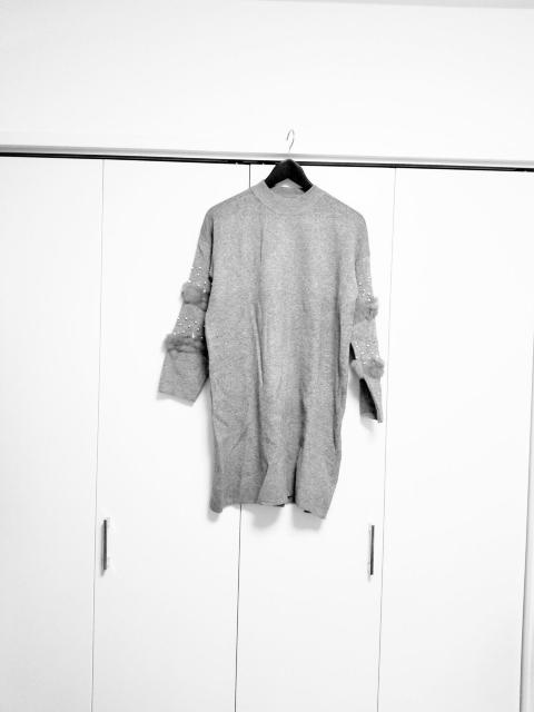 T'S COLLECTION 袖ファー&パール グレー ニット ワンピース M〜L < 女性ファッション  T'S COLLECTION 袖ファー&パール グレー ニット ワンピース M〜L < 女性ファッションの