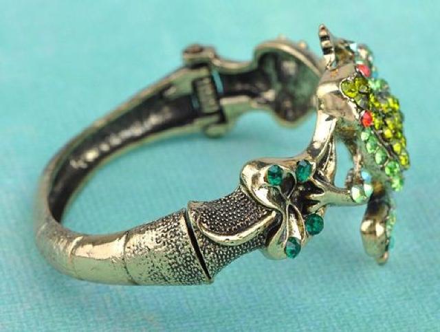 新品 アンティーク調ストーン蛙カエルさんブレスレットバングル < 女性アクセサリー/時計 新品 アンティーク調ストーン蛙カエルさんブレスレットバングル < 女性アクセサリー/時計の
