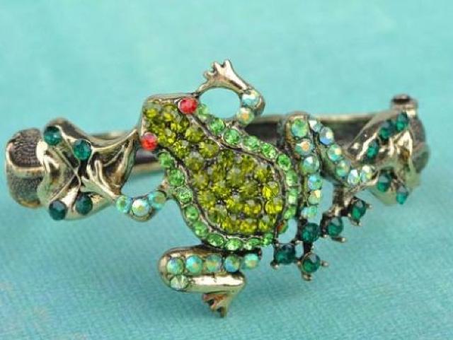 新品 アンティーク調ストーン蛙カエルさんブレスレットバングル < 女性アクセサリー/時計 新品 アンティーク調ストーン蛙カエルさんブレスレットバングル < 女性アクセサリー/時計の