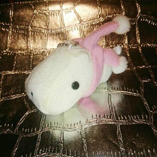 カピパラさん マフラー 白 ぬいぐるみ マスコット 人形 カビパラ < おもちゃ カピパラさん マフラー 白 ぬいぐるみ マスコット 人形 カビパラ < おもちゃの