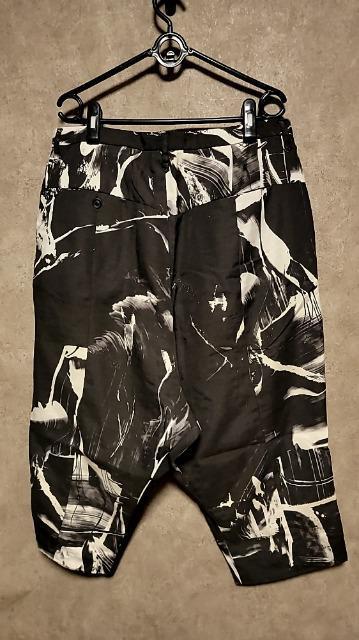 美品JULIUSユリウス グラフィックサルエルパンツ 3 < ブランド  美品JULIUSユリウス グラフィックサルエルパンツ 3 < ブランドの