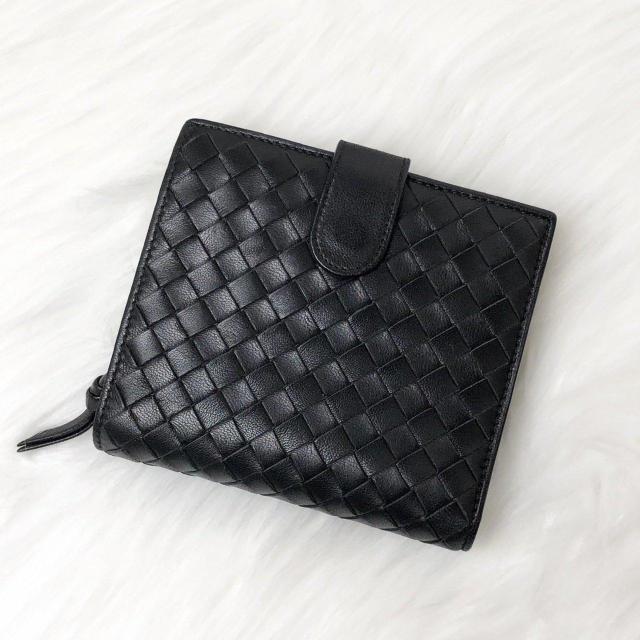 【美品】BOTTEGAVENETA ボッテガヴェネタ 二つ折り財布 イントレチャート コンパクトウォレット ブラック レザー < ブランド 【美品】BOTTEGAVENETA ボッテガヴェネタ 二つ折り財布 イントレチャート コンパクトウォレット ブラック レザー < ブランドの