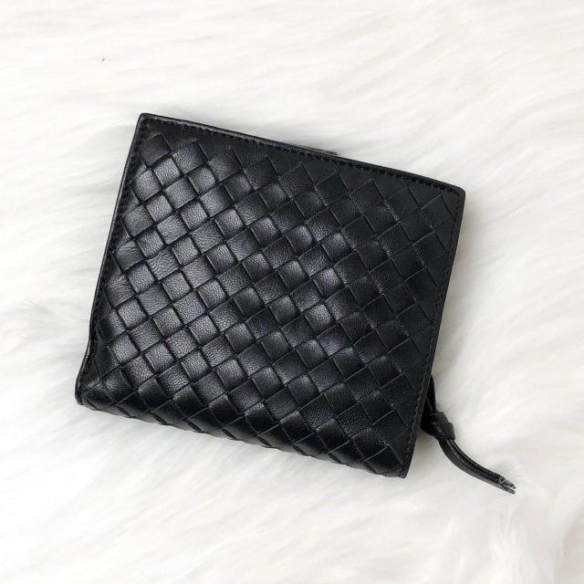 【美品】BOTTEGAVENETA ボッテガヴェネタ 二つ折り財布 イントレチャート コンパクトウォレット ブラック レザー < ブランド 【美品】BOTTEGAVENETA ボッテガヴェネタ 二つ折り財布 イントレチャート コンパクトウォレット ブラック レザー < ブランドの